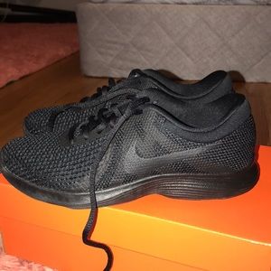 Nike revolution 4